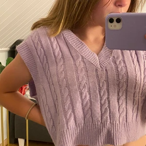 Stickad väst - Säljer nu denna super söta västen då den inte kommer till användning 💐 Köpte för 200kr, säljer nu för 80kr+frakt💞