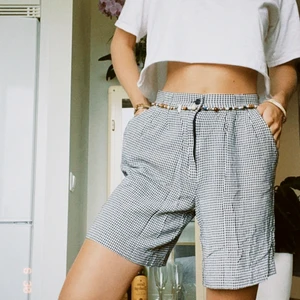 Shorts i hundtandsmönstrad  - Sitter som en smäck i midjan och faller löst ned för benet. Är i ett tunt, skönt material. Köpta i vintagebutik. 🏍.             •Endast old second hand/vintage label•ALLA varor tvättas, steamas, rollas•Varorna är i secondhand skick- om inget annat anges. •Inga defekter hålls dolda dock bär köparen ansvaret för att inte missförstå skick + skapa korrekt uppfattning om varan•Ingen retur/ångerrätt•Pris/vara+ frakt 66kr, spårbart Postnord •Budgivning i kommentarsfält vid större intresse•