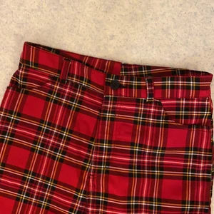 Rutiga byxor  - Rutiga byxor från Monki i storlek 36. Säljer byxorna då dom inte är min stil längre och dom är för korta då jag är 173! Kan mötas upp eller frakta ❤️