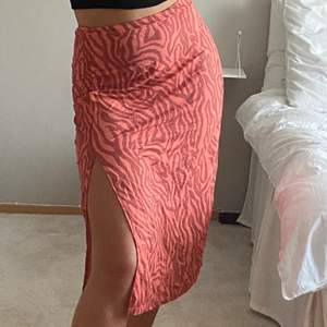Säljer denna kjol från ginatricot som köptes förre året! Köparen står för frakten! 🧡💗