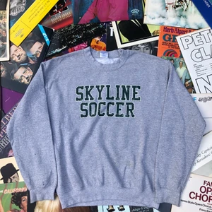 SWEATSHIRT!! 💿💿 - Riktigt najs Vintage sweatshirt från Skyline soccer club i Denver, Colorado. Tröjan är i bra vintage skick dock finns det lite fläckar. Dett där såklart reducerat i priset. Den är storlek i storlek M och skulle säga att den är tts. Tveka inte att höra av dig om du undrar något, läs gärna bio innan dock. Ord pris: 249! ✌🏻🌱💫 