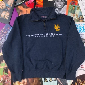 ZIPPER!! 💿💿 - Sjukt snygg vintage sweater zipper från The University of California, Riverside. Tröjan är producerad av Jansport och är i grymt vintage skick. Ett riktigt najs plagg att ha i garderoben. Skulle tro att den är från början av 2000-talet. Tröjan är M men skulle snarare säga att det är S. Tveka inte att höra av dig om du undrar något eller vill ha fler bilder, läs gärna bio innan dock. Ord pris: 299kr 🌱💫✌🏻 