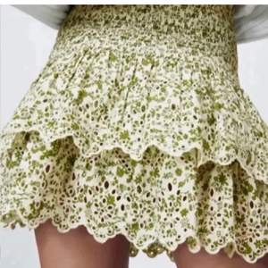 Tänker sälja min populära zara kjol för att har ingen användning av den!💕 och den är slutsåld på zara! Den är i storlek m men funkar lika bra som en s❤️ den är i bra skick och är som ny❤️ original pris är 400kr! men buda i komemtarerna! 💕 (lånade bilder) frakt betalar man själv!