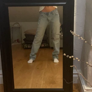 Levi’s - Säljer dom här jätte fina Levis jeans pga ingen användning längre tyvärr!💕 och färgen på dom är ljusblå. Och lågmidjade