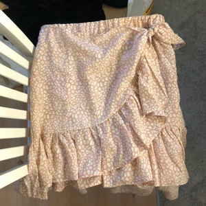 kjol från shein - använd fåtal gånger. frakten är inräknad i priset. många är intresserade så buda i kmt!