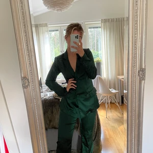 Grön kavaj i silke från Jluxlabel - Bra skick, använd 2 gånger