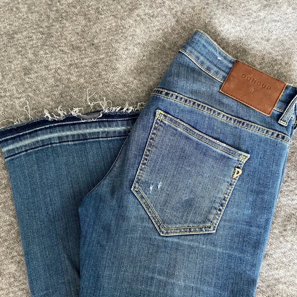 Lågmidjade jeans med kickflare från dondup. Storkel 29 i italiensk storlek, jag skulle säga att det motsvarar en S / liten 36a. Jag är 173 cm lång. . Jeans & Byxor.