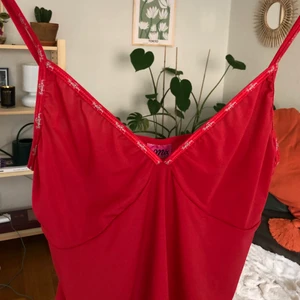 vintage Björn Borg linne!! - Säljer vintage Björn Borg topp, otroligt fin röd nyans nu till sommaren och hösten. Storlek s men passar även xs-m då det är tunt stretchigt material. Unikt vintage kap!