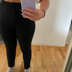 Svara kostymbyxor - Säljer ett par jättesköna svarta kostymbyxor från Bikbok. Dem har blivit använda ett par gånger men inte under det senaste halvåret. Budgivning från 150kr ordinarie pris 350kr. (OBS köpare står för frakt)