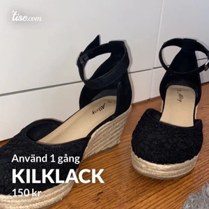 Kilklack  - Ett par svarta kilklackar som endast är använda en gång så dem är i nyskick. Säljer då dom ej passar längre. 150kr + 115kr frakt 