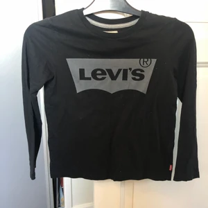 Levi’s tröja - Svart Levi’s tröja i storlek 10, köpt i USA men den är som en XXS/XS i storleken. Väldigt fint skick!