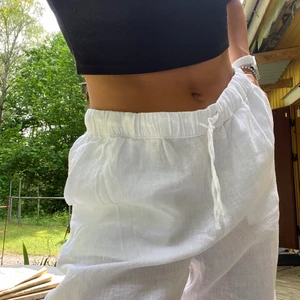 Vita linnebyxor! - Dom perfekta vita linnebyxorna nu i sommar!!! Köpta från HM, storlek S. Buda från 300kr 💗 säljer även likadana beiga! Helt oanvända! Lappen är kvar!!! Avslutar budgivningen fredag 10/7 klockan 20.00 Högsta bud: 410kr 