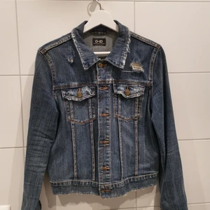 Blå jeansjacka från D-ID - Fynda denna blåa jeansjacka i sjukt bra material från D-ID i storlek L✨ Använd vid ett tillfälle så är i nyskick. Frakt tillkommer 💕