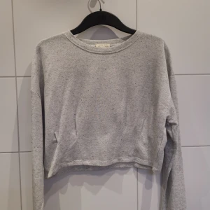 Grå croptop  - Grå, långärmad croptop i fint skick från Zara i storlek L✨ Frakt tillkommer 💕