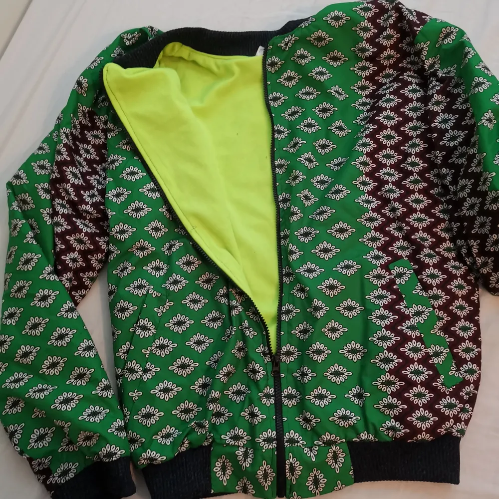 African printed jacket storlek M, 250 kr. Jackor.
