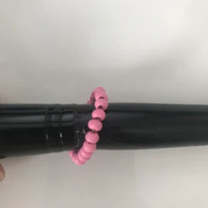 Egengjord ring - Ringen är gjord av ståltråd och har rosa pärlor🌸.            Ringen är stängd men passar nästan till alla fingrar! 