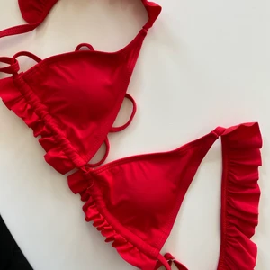Ny bikiniöverdel  - Helt ny bikiniöverdel från Shein i orginalförpackning då den var för liten för mig. Är i storlek M men skulle säga att den mer är en Xs/S. Väldigt fin bikini, bara att höra av sig om man vill ha fler bilder. Frakt tillkommer. 