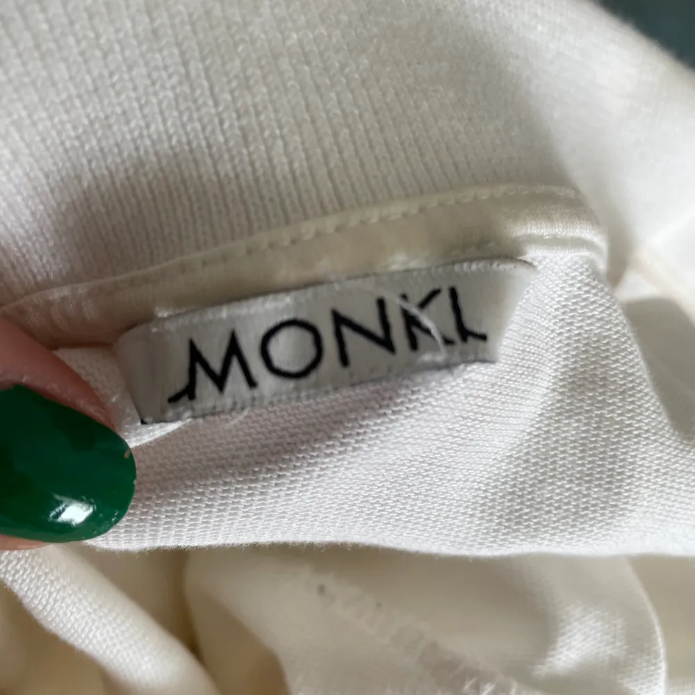 Långärmad vit tröja ifrån Monki som är något större i modellen. Kommer inte till användning hos mig med är super fin och inte speciellt tjock! Är själv S och ni ser hur den sitter på mig i bilderna över^ 🥰. Tröjor & Koftor.