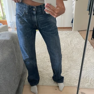 Levis jeans - LÄGGER UT IGEN PGA OSERIÖS KÖPARE - bud är bindande!!!!! Supersnygga Levis jeans i modellen 506, storlek 31/32 men passar många beroende på hur man vill att de ska sitta :) asnice men har för många jeans coh därför säljer jag… jag är 165, säg till om det är något ni undrar❤️