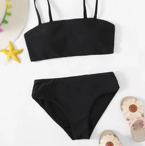 En svart bikini från shein i st xs/s  - En svart jätte fin bikini från shein köpte nyss och har aldrig använt pågrund av att det är fel st köpte för 129kr men säljer för 100kr