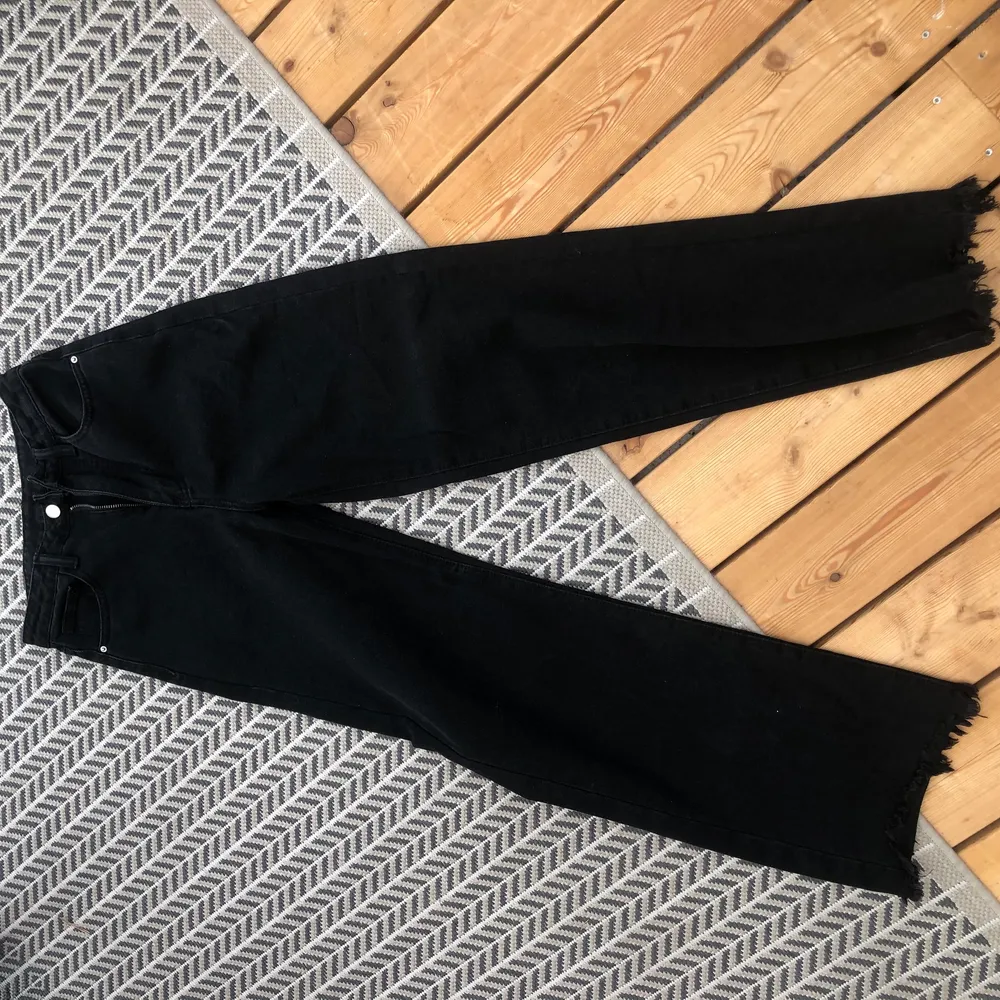 Säljer dessa svarta vida jeans med sliningar i botten! Jättefina men kommer inte riktigt till användning då de är lite för små. Köpte på Shein för ca. 200kr och säljer för endast 90kr + frakt vilket köparn står för! Inte ”töjbart”. Jeans & Byxor.