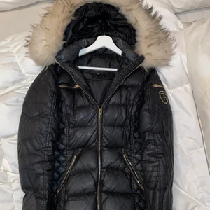 Rock and blue - Sjukt fin rock and blue jacka med den vita pälsen 😍 köpt för 4000 och varit sparsamt använd. Enda anmärkningen är dragkedjan och därför dras priset ner lite ☺️ dma mig om du har frågor 💕