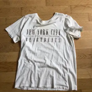 Jättefin t-shirt från Ginatricot som inte kommer till användning längre. 