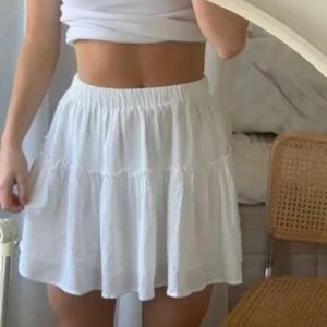 Vit kjol - Fin kjol som är oanvänd. Har ett undertäcke så man inte ser igenom. Passar någon runt xs/s. Skriv privat för fler frågor eller bilder! 💕