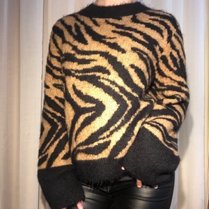 Supermysig tröja  - Mysig tröja med tigeraktigt mönster, mjuk, skön och varm! Storlek XS/S. Frakt tillkommer. Jag garanterar en snabb och pålitlig affär! Sampackar gärna om du köper något mer🥰