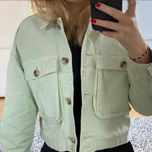 Jeans jacka från ZARA  - Finaste jeans jackan från Zara! Har använts någon gång, köptes förra sommaren☺️ i en perfekt 🍭💚💓mintgrön🍭💚💓 färg! Är i storlek M. Köptes o storlek M för en lire ”större” fit. Pendlar mellan M och S! Mitten knappen är halv, utöver det ”slitage” är den i perfekt skick 💚 PS första bilden är LÅNAD