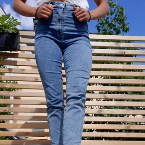  Högmidjade jeans Storlek 28.  - Skinny high waist ankle length & denim. Dessa byxor är mycket stretchigare än vad man tror. 100kr + frakt