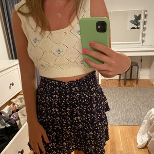 Broderad topp - Världens sötaste topp från Ciquelle!!! Köpt denna sommaren, använd fåtal gånger. Storlek ”one size” så ska passa vem som helst!😍 Nypris 249 kr. 