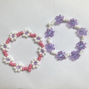 Hemgjorda armband med blommor - Egengjorda armband. 50 kr styck exklusive frakt. Välj antingen en färgkombination som finns på bild här på min sida eller så kan du fråga så skickar jag bild på färgerna jag har och gör utefter beställning!💖💜🌟