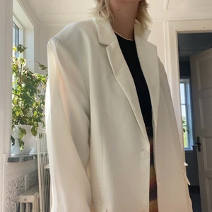 vit oversized kavaj - Kavajen är i en jättefin naturvit färg och är ursprunglingen köpt från monki. Den är ganska oversized och är i storlek m, säljer då den är lite för stor för mig som vanligen är en xs/s. Endast använd vid ett tillfälle vilket betyder att den är i nyskick.