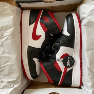 Jordans  - Säljer mina helt nya jordans då det tyvärr var för små för mig. Inköpta via restock och har inte tagit av taggen som visar att de är äkta.🤍 Lägger upp dessa på nytt nu pga oseriös köpare! Kontakta mig gärna vid intresse!🤍