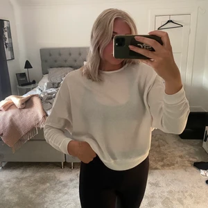 Ribbad topp - Öppen i ryggen. Ribbad och köpt på H&M