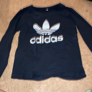 En lång armband tröja👍🏻 bra skick👍🏻 - Tröjan har inte använts så mycket så den är i väldigt bra skick💕