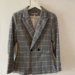 Blazer/kavaj  - Säljer denna superfina blazern/ kavajen. Den är lite figursydd vilket är så snyggt!  säljer den för att jag inte fått så mycket användning på senaste tyvärr. Hoppas den passar bättre i din Garderob 🌻🌻