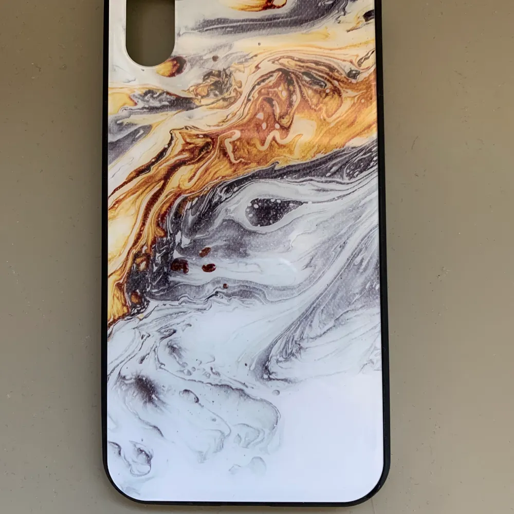 Ett helt nytt mobilskal helt oanvänt till iPhone xs. Accessoarer.