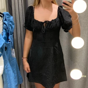 Klänning från bikbok i storlek S - Helt ny svart klänning från bikbok, jätte fin passform! 🤩