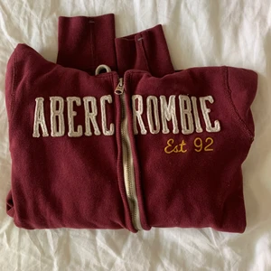 Abercrombie hoodie - Vinröd abercrombie hoodie i storlek M, säljes i befintligt skick.