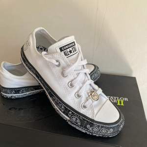 Att par jätte fina all Star converse ( mikey mouse limited edition)🔮. Köpta i Holland 2 år sen🤍. ⚡️Skorna finns både i storlek 35 och 38.5⚡️. Använda Max 1 gång då det inte passade min stil🌿 