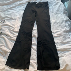 Utsvängda byxor stl S - Utsvängda mjukisbyxor storlek S från Gina tricot. Fint skick. 