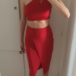 Asos red dress - Röd klänning från asos (sitter ihop i ryggen). 