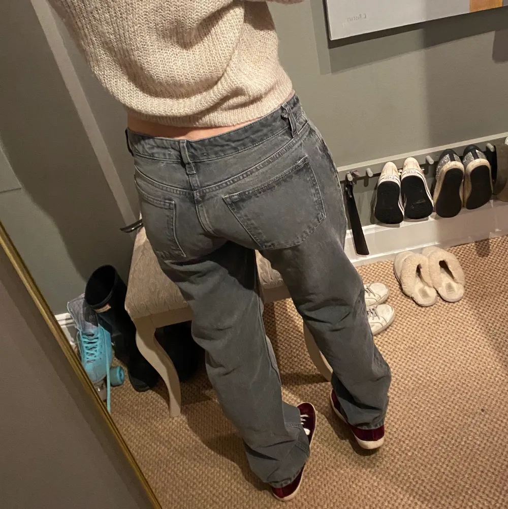 Säljer dessa helt slutsålda Zara jeans! De är lågmidjade och raka i modellen och finns inte i utbudet längre. De är använda ca 5 gånger och helt i nyskick. Strl 38 och för referens är jag 1,68 och har vanligtvis S! Nypris 599kr om jag inte minns fel💕. Jeans & Byxor.