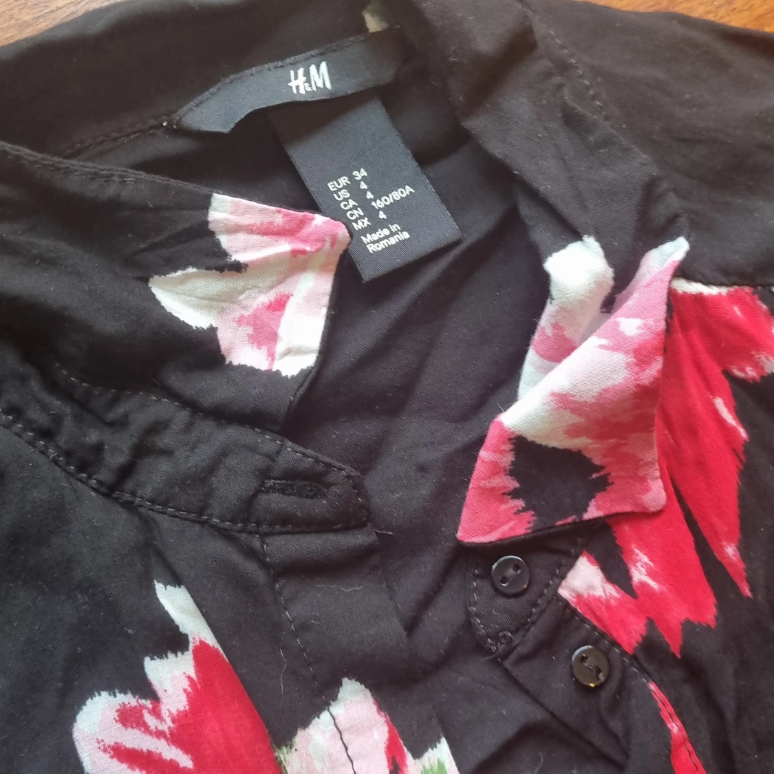 Kort blommig skjorta - 91