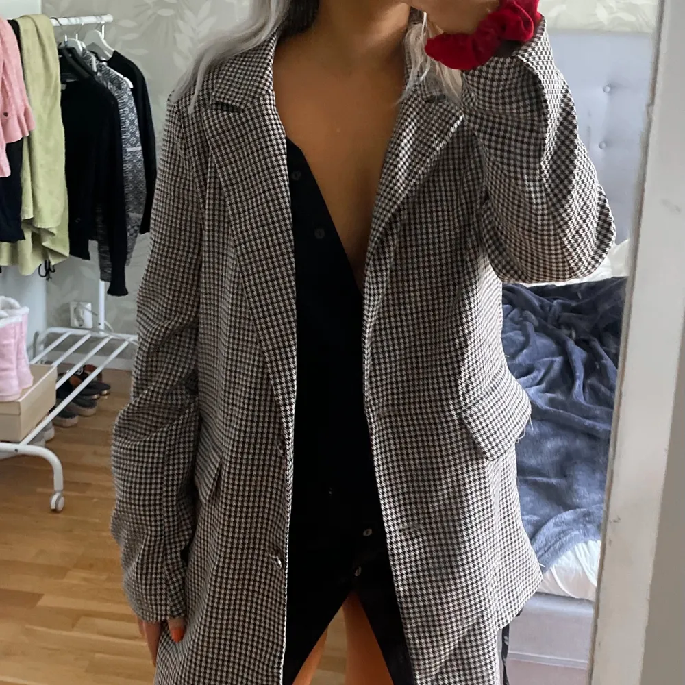 blazer med hundtandsmönster, aldrig använd. Nypris 400kr. Jackor.