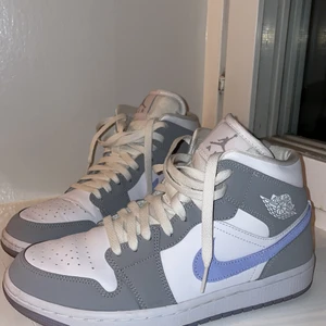Air Jordan 1 Mid Woolf Grey - Air Jordans 1 Mid Woolf Grey. Säljer på grund av fel storlek. Storlek 40,5. Använda en gång, så är i mycket bra skick. 