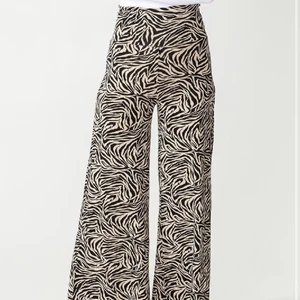 Vida byxor Indiska S - Mönster vida högmidjade mjuka byxor från indiska. Helt oanvända och nya. Fick som gåva förra månaden. Storlek S, väldigt sköna! Går att justera midja från låg till väldigt hög(och däremellan). Hämtas i Gamla stan