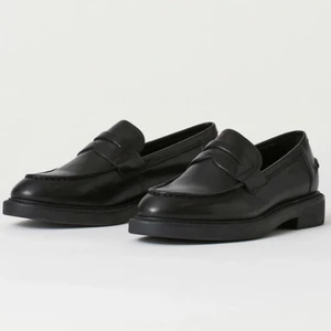 Vagabond Loafers - Svarta skinnloafers från vagabond🖤 i princip nya, använda 1-2 gånger! Säljer pga att det blev fel storlek, har 38 och dessa är 37! Köpta för 1200🧚‍♀️